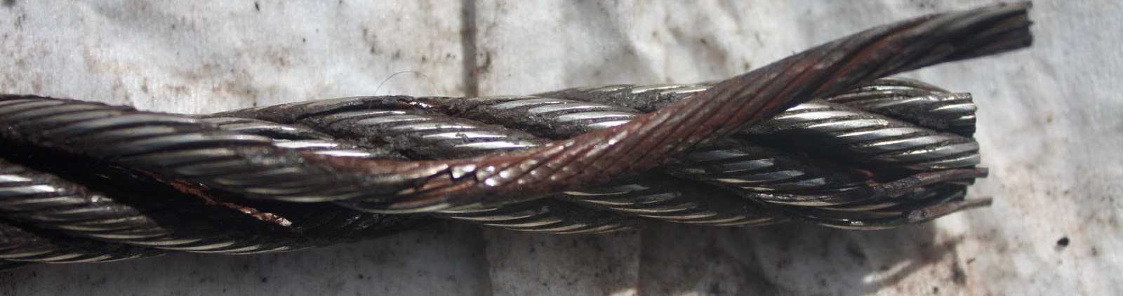 Valley breaks in wire rope.